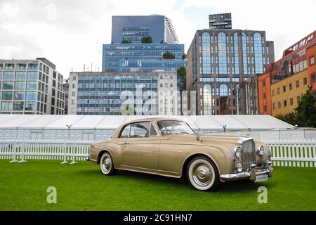 Coupé de luxe classique beige Bentley Continental S2 assisté à l'événement annuel des concours d'élégance automobile qui se tient dans le centre de Londres. Banque D'Images