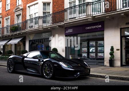 Black Porsche 918 Spyder Supercar moderne garée dans le quartier de Mayfair dans le centre de Londres. Banque D'Images