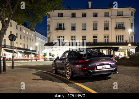 Violet Porsche 911 GT2 RS rue supercar garée sur un rue dans le centre de Londres la nuit Banque D'Images