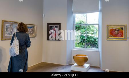 The Scottish Gallery, Édimbourg, Écosse, Royaume-Uni, 28 juillet 2020. Modern Masters Women Exhibition: Aperçu des œuvres des grandes artistes féminins qui ouvre le 30 juillet - 29 août. Photo : un visiteur regarde l'œuvre de l'artiste écossaise Anne Redpath Banque D'Images