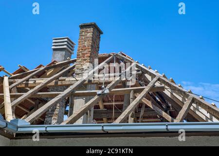 Maison au rez-de-chaussée dont l'ancien carrelage a été enlevé pour être remplacé par un nouveau. Banque D'Images