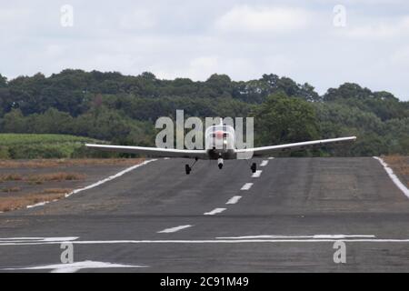 Un avion léger part de l'aéroport de Wolverhampton Halfpenny Green. Staffordshire, Royaume-Uni Banque D'Images