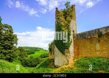 Le Château d'Oricourt est un château médiéval du milieu du XIIe siècle. C'est un château concentrique avec une double enceinte. Franche-Comté, Fran Banque D'Images