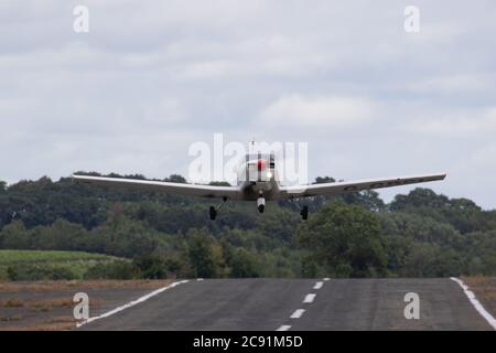 Un avion léger part de l'aéroport de Wolverhampton Halfpenny Green. Staffordshire, Royaume-Uni Banque D'Images