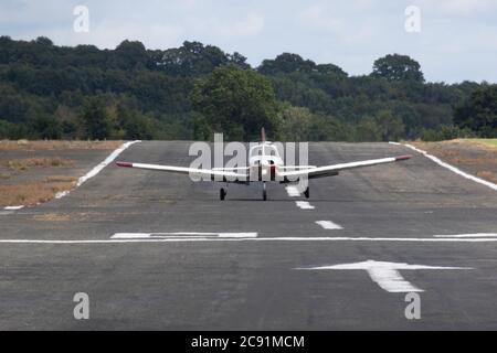 Un avion léger part de l'aéroport de Wolverhampton Halfpenny Green. Staffordshire, Royaume-Uni Banque D'Images