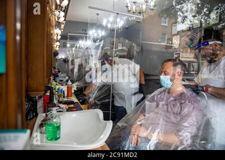 On appelle cela la légende redéfinie des groomers masculins affinés, des bouffons de poils affamés mis en file d’attente pour les groomers masculins de Denmark Hill, cette mornine Banque D'Images