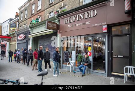 Correction de la légende place est appelé raffiné hommes groomers hards de cheveux-affamés des blokes mis en file d'attente pour ce menÕs groomers dans Denmark Hill ce mornin Banque D'Images