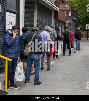 Correction de la légende place est appelé raffiné hommes groomers hards de cheveux-affamés des blokes mis en file d'attente pour ce menÕs groomers dans Denmark Hill ce mornin Banque D'Images