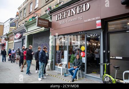 On appelle cela la légende redéfinie des groomers masculins affinés, des bouffons de poils affamés mis en file d’attente pour les groomers masculins de Denmark Hill, cette mornine Banque D'Images