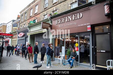 Correction de la légende place est appelé raffiné hommes groomers hards de cheveux-affamés des blokes mis en file d'attente pour ce menÕs groomers dans Denmark Hill ce mornin Banque D'Images