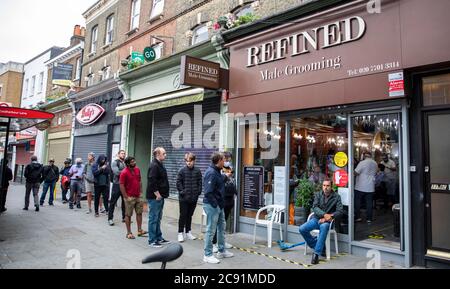 Correction de la légende place est appelé raffiné hommes groomers hards de cheveux-affamés des blokes mis en file d'attente pour ce menÕs groomers dans Denmark Hill ce mornin Banque D'Images