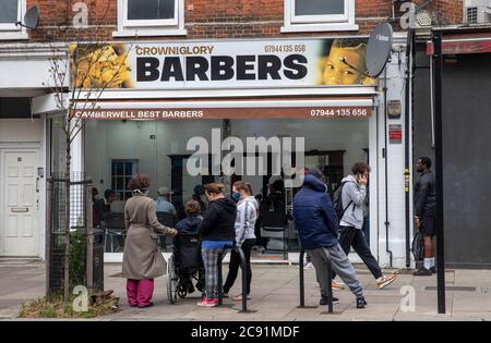 Correction de la légende place est appelé raffiné hommes groomers hards de cheveux-affamés des blokes mis en file d'attente pour ce menÕs groomers dans Denmark Hill ce mornin Banque D'Images