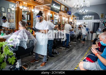 Correction de la légende place est appelé raffiné hommes groomers hards de cheveux-affamés des blokes mis en file d'attente pour ce menÕs groomers dans Denmark Hill ce mornin Banque D'Images