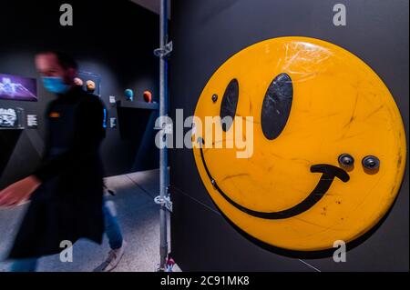 Londres, Royaume-Uni. 28 juillet 2020. Londres, Royaume-Uni. 28 juillet 2020. Riot Shield par James Crea - Electronique: De Kraftwerk aux Chemical Brothers - UN avant-goût du Design Museum à Londres rouvre le vendredi 31 juillet avec une nouvelle exposition explorant le monde hypnotique de la musique électronique, de ses origines à ses rêves futuristes. Il démontre comment le design, la technologie et l'innovation ont propulsé le genre. La réouverture est après des mois de fermeture en raison du blocage du coronavirus. Crédit: Guy Bell/Alay Live News crédit: Guy Bell/Alay Live News Banque D'Images