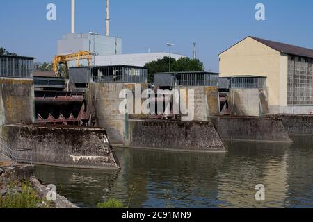 Deux écluses d'une centrale hydroélectrique avec une maison de machines. Banque D'Images