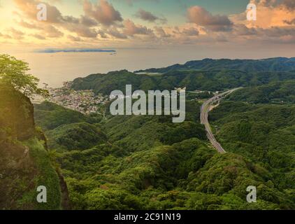 chiba, japon - juillet 18 2020 : coucher de soleil sur le canal d'Uraga et le village de pêcheurs de Kanaya avec la route de Futtsu-Tateyama dans les montagnes de Boso peninsu Banque D'Images