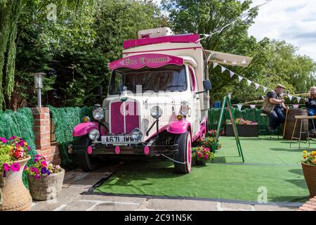 Vendeur de crème glacée rose et blanche dans un camion d'époque, Stoke Bruern sur le Grand Union Canal, Northamptonshire, Angleterre, Royaume-Uni. Banque D'Images