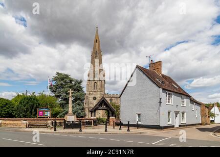 Église de St Andrew sur la vedette de Hight à Kimbolton en semaine, juste après que le confinement a été assoupli. Cambridgeshire, Angleterre, Banque D'Images