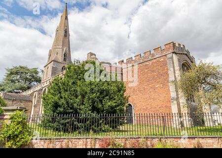 Vue sur l'église de St Andrew depuis East Street, Kimbolton en semaine, juste après le confinement. Cambridgeshire, Angleterre, Banque D'Images