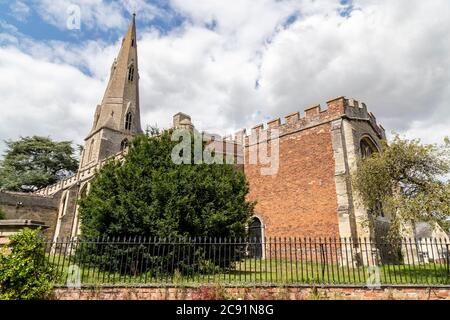 Vue sur l'église de St Andrew depuis East Street, Kimbolton en semaine, juste après le confinement. Cambridgeshire, Angleterre, Banque D'Images