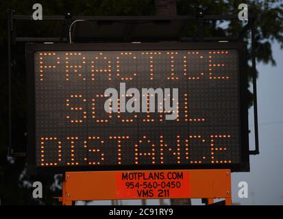 Fort Lauderdale, Floride, États-Unis. 27 juillet 2020. Un signe de COVID-19, le ministère de la Santé de la Floride, a signalé 8,892 nouveaux cas de COVID-19 le lundi et 77 décès de résidents le 27 juillet 2020 à fort Lauderdale, en Floride. Crédit : Mpi04/Media Punch/Alay Live News Banque D'Images