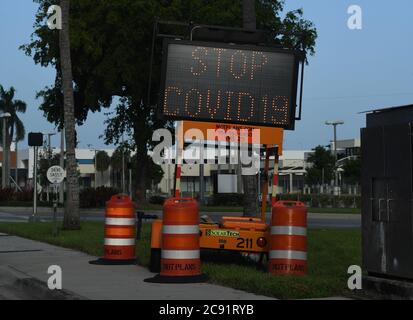 Fort Lauderdale, Floride, États-Unis. 27 juillet 2020. Un signe de COVID-19, le ministère de la Santé de la Floride, a signalé 8,892 nouveaux cas de COVID-19 le lundi et 77 décès de résidents le 27 juillet 2020 à fort Lauderdale, en Floride. Crédit : Mpi04/Media Punch/Alay Live News Banque D'Images