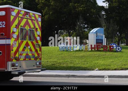 Fort Lauderdale, Floride, États-Unis. 27 juillet 2020. Un point de vue général de l'hôpital Broward Health Hospital, le ministère de la Santé de la Floride, a signalé 8,892 nouveaux cas de COVID-19 le lundi et 77 décès de résidents le 27 juillet 2020 à fort Lauderdale, en Floride. Crédit : Mpi04/Media Punch/Alay Live News Banque D'Images