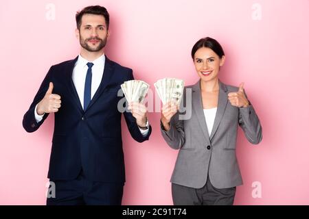 homme d'affaires et femme d'affaires souriants, qui détient des billets de banque en dollars et qui se montre très heureux quant au concept rose d'égalité des sexes Banque D'Images