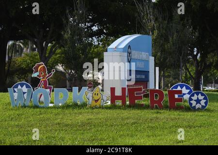 Fort Lauderdale, Floride, États-Unis. 27 juillet 2020. Un point de vue général de l'hôpital Broward Health Hospital, le ministère de la Santé de la Floride, a signalé 8,892 nouveaux cas de COVID-19 le lundi et 77 décès de résidents le 27 juillet 2020 à fort Lauderdale, en Floride. Crédit : Mpi04/Media Punch/Alay Live News Banque D'Images