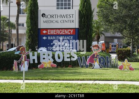 Fort Lauderdale, Floride, États-Unis. 27 juillet 2020. Un point de vue général du Northwest Medical Center comme le ministère de la Santé de la Floride sur la Floride a signalé 8,892 nouveaux cas de COVID-19 le lundi et 77 décès de résidents le 27 juillet 2020 à fort Lauderdale, Floride crédit: Mpi04/Media Punch/Alay Live News Banque D'Images