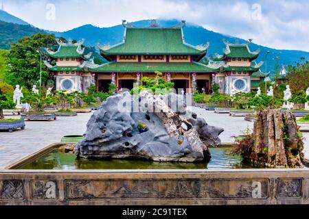 L'Arhat jardin dans la pagode Linh Ung Son tra, Da nang, Vietnam Banque D'Images