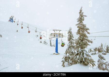 Les téléphériques accrochent sur les câbles dans une station de ski de nuit silencieuse contre un ciel étoilé magnifique lors d'une nuit d'hiver claire. Concept de vacances d'hiver et d'europe. Co Banque D'Images