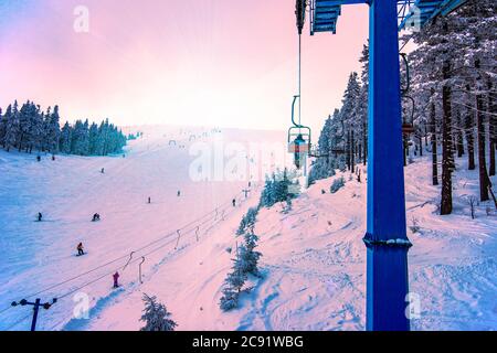 Les téléphériques accrochent sur les câbles dans une station de ski de nuit silencieuse contre un ciel étoilé magnifique lors d'une nuit d'hiver claire. Concept de vacances d'hiver et d'europe. Co Banque D'Images