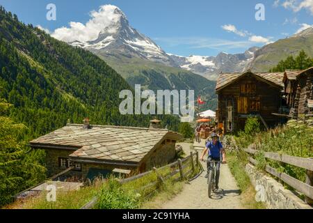 Zermatt, Suisse - 19 juillet 2020 : homme conduisant un vtt sur un sentier à Zermatt, dans les alpes suisses Banque D'Images