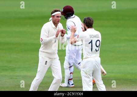 Chris WOakes (à droite), en Angleterre, célèbre la prise de la place de Shai Hope (au centre) des Antilles avec Stuart Broad (à gauche), qui a pris la capture pendant le cinquième jour du troisième test à Emirates Old Trafford, Manchester. Banque D'Images