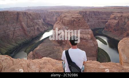 Formation rocheuse de Horseshoe Bend avec des falaises abruptes qui s'élèvent du fleuve Colorado à page, Arizona, États-Unis. Banque D'Images