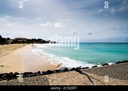 Cabo Verde à l'île de Santa Maria. Ilha do Sal, praia de Santa Maria. Vue touristique de Cabo Verde depuis le ponton de la plage. Banque D'Images