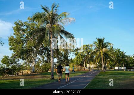 Les gens qui s'amusent à se promener sur le front de mer de nightcliff à Darwin, territoire du Nord, Australie Banque D'Images