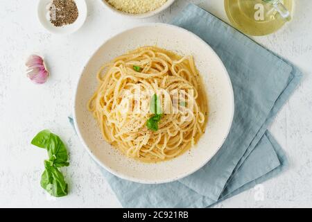 Pâtes cacio e pepe. Spaghetti au parmesan et au poivre. Cuisine italienne traditionnelle. Vue de dessus, Banque D'Images