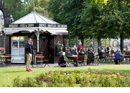 Edimbourg, Ecosse, Royaume-Uni. 28 juillet 2020. Depuis l'assouplissement des restrictions de verrouillage du coronavirus Covid-19, un nombre croissant de visiteurs commencent à se rassembler aux tables de cafés en plein air dans East Princes Street Gardens. Crédit : Craig Brown/Alay Live News Banque D'Images