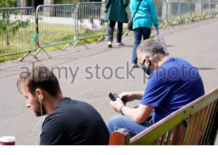 Edimbourg, Ecosse, Royaume-Uni. 28 juillet 2020. Depuis l'assouplissement des restrictions de verrouillage du coronavirus Covid-19, un nombre croissant de visiteurs commencent à se rassembler dans les jardins East Princes Street Gardens. Crédit : Craig Brown/Alay Live News Banque D'Images