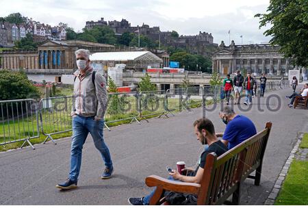 Edimbourg, Ecosse, Royaume-Uni. 28 juillet 2020. Depuis l'assouplissement des restrictions de verrouillage du coronavirus Covid-19, un nombre croissant de visiteurs commencent à se rassembler dans les jardins East Princes Street Gardens. Vue sur le château d'Édimbourg. Crédit : Craig Brown/Alay Live News Banque D'Images