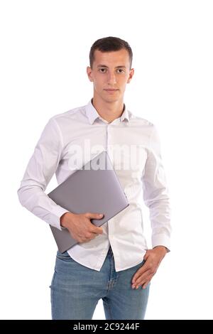 jeune homme travaillant avec un ordinateur sur fond blanc Banque D'Images