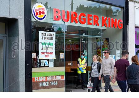 Édimbourg, Écosse, Royaume-Uni. 28 juillet 2020. Depuis l'assouplissement des restrictions de verrouillage du coronavirus Covid-19, un nombre croissant de clients commencent à visiter Princes Street. Personnel portant un équipement de protection individuelle. Crédit : Craig Brown/Alay Live News Banque D'Images