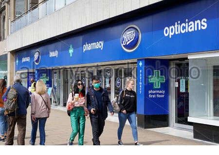 Edimbourg, Ecosse, Royaume-Uni. 28 juillet 2020. Depuis l'assouplissement des restrictions de verrouillage du coronavirus Covid-19, un nombre croissant de clients commencent à visiter Princes Street. Crédit : Craig Brown/Alay Live News Banque D'Images