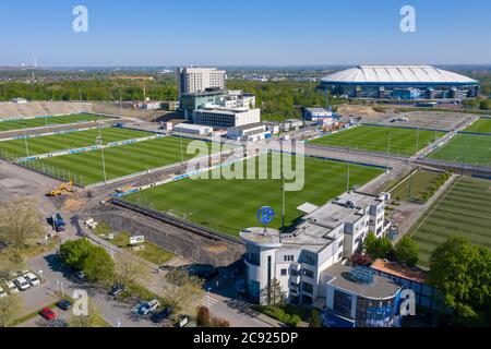 Gelsenkirchen, Allemagne. 22 avril 2020. Firo: 22.04.2020, Fuvuball, 1.Bundesliga, saison 2019/2020, FC Schalke 04, projet de construction Berger Feld, lieux d'entraînement modernes, vue aérienne, d'en haut, drone, photo drone, en dessous du bureau, LOGO Schalke, au-dessus de la VELTINS ARENA SUR SCHALKE | usage dans le monde crédit: dpa/Alay Live News Banque D'Images