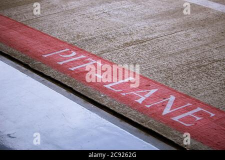 Pit Lane écrit en lettres blanches sur la chaussée de la piste de course de Silverstone, Royaume-Uni pas de gens Banque D'Images