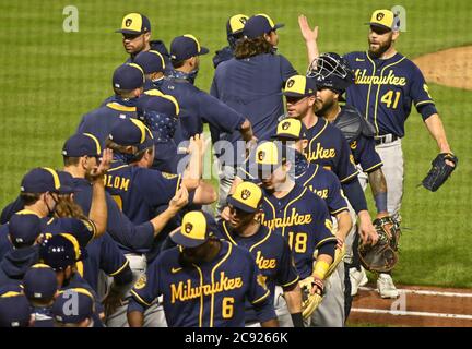 Pittsburgh, États-Unis. 28 juillet 2020. Les Milwaukee Brewers célèbrent leur 11e-binning 6-5 victoire contre les pirates de Pittsburgh le lundi 27 juillet 2020 au PNC Park à Pittsburgh, Pennsylvanie. En raison du coronavirus, les directives de base-ball de la Ligue majeure pour la saison 2020 indiquent qu'il ne devrait pas y avoir de célébrations d'équipe avec des hauts fives ou des touchants. Trois jeux ont été annulés par MLB en raison de plus de dix joueurs de l'équipe Miami Marlins qui ont testé positif pour COVID-19, trois jeux dans la saison. Photo par Archie Carpenter/UPI crédit: UPI/Alay Live News Banque D'Images