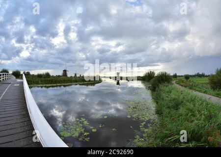 Moulins à vent à Kinderdijk par une journée d'été nuageux aux pays-Bas. Été. Banque D'Images