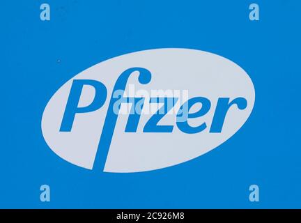 Berlin, Allemagne. 28 juillet 2020. Le logo Pfizer sur un bâtiment du siège de Pfizer Deutschland GmbH. Pfizer publiera mardi les chiffres du 2e trimestre. Credit: Annette Riedl/dpa/Alay Live News Banque D'Images